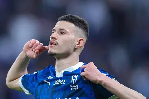 تقارير: مقابل 12 مليون.. الحمدان يفسخ عقده مع الهلال وينضم إلى النصر